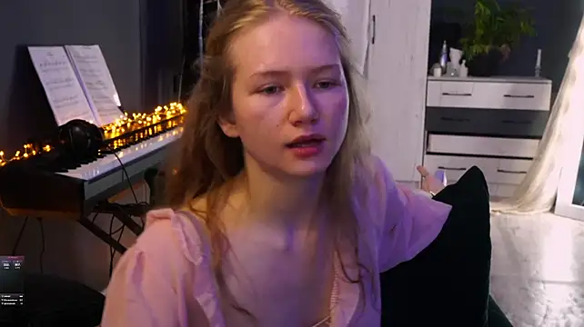 hetaerart live cam on StripChat