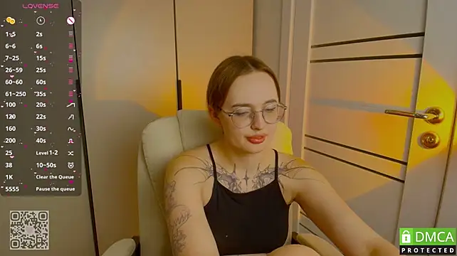 AdeLuna live cam on StripChat