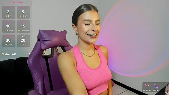Adhhaaraaa_ live cam on StripChat