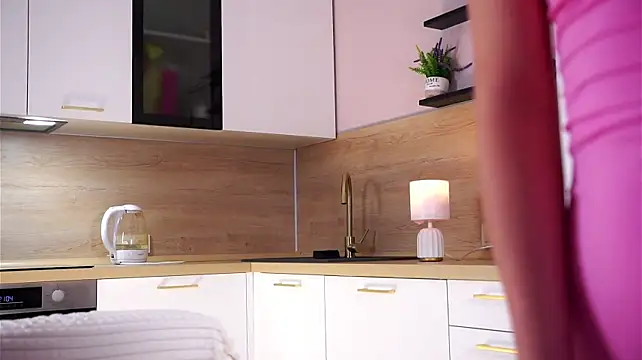 SunnivaCovil live cam on StripChat