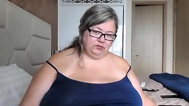 sex2 (F mature) - squirt into a glass, pour on the body