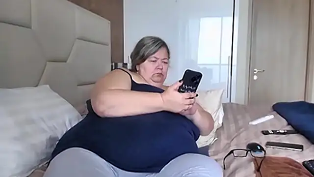 sex2 (F mature) - squirt into a glass, pour on the body