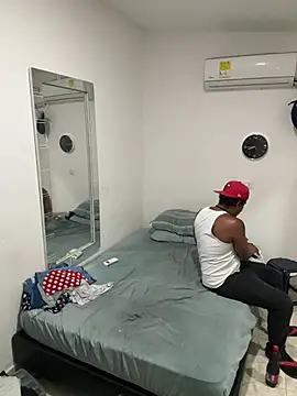 bigdick211292 live cam on StripChat
