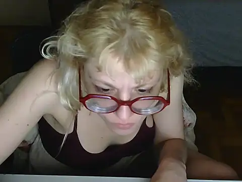 BlondieTami live cam on StripChat