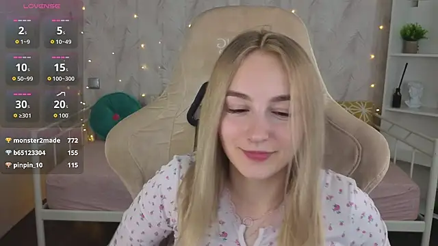 Shy_Polly live cam on StripChat