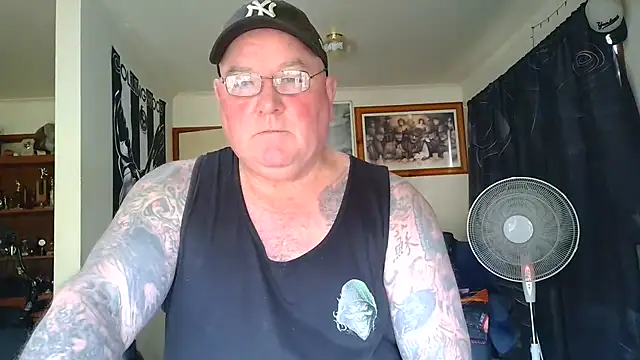 kinkyblueyes69 (M mature) - NAKED CLOTHES OFF
