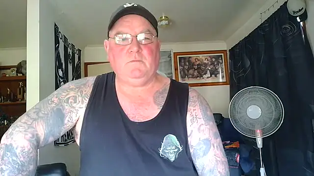 kinkyblueyes69 (M mature) - NAKED CLOTHES OFF