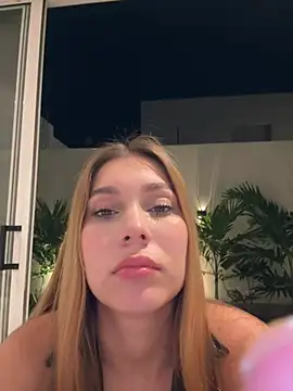 Webcam Model(Nikii__) is live