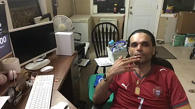 icebergslim281 live cam on StripChat