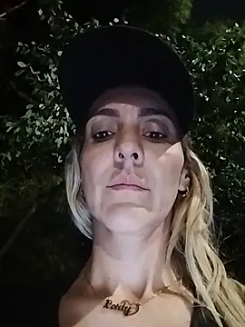 monita_med (F milf) - Show de pussy outdoors un públic