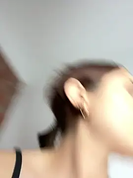 ladyscarlett_ (F young) - PLAY WITH MY CLIT😈