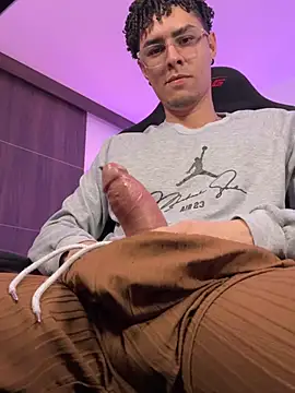bigryann23 (M young) - HUGE SQUIRT OF MILK