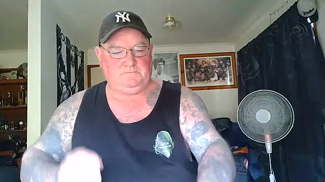 kinkyblueyes69 (M mature) - NAKED CLOTHES OFF