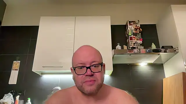 theitalianbear live cam on StripChat