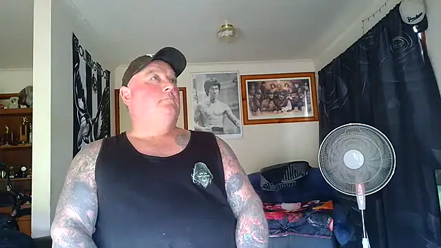 kinkyblueyes69 (M mature) - NAKED CLOTHES OFF