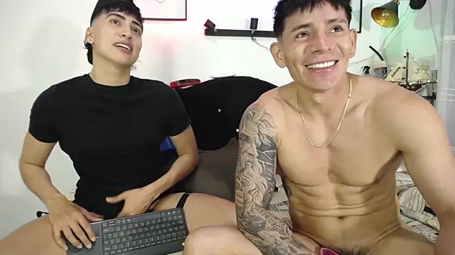 Thomas_and_lyan live cam on StripChat