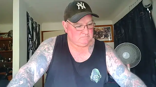 kinkyblueyes69 (M mature) - NAKED CLOTHES OFF