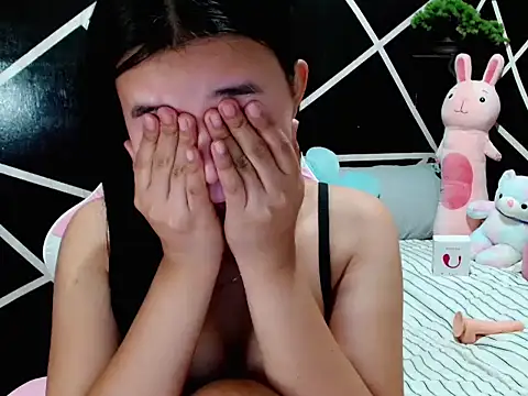 urgirl_mikah live cam on StripChat