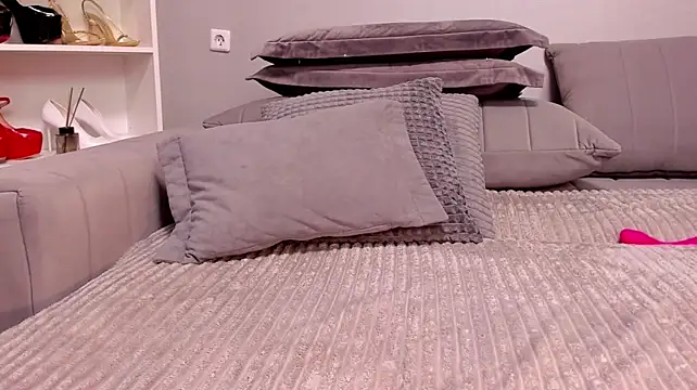 jullia_moor (F milf) - ice on clit