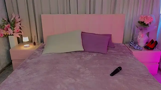 ariana_petite (F young) - shake ass close up
