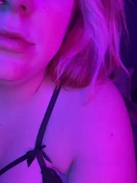 WhiteBullD317 live cam on StripChat