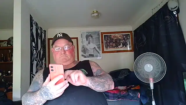 kinkyblueyes69 (M mature) - NAKED CLOTHES OFF