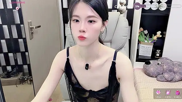 Yueyue-MM live cam on StripChat