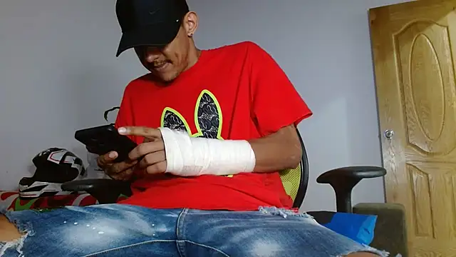 skinny23cm live cam on StripChat