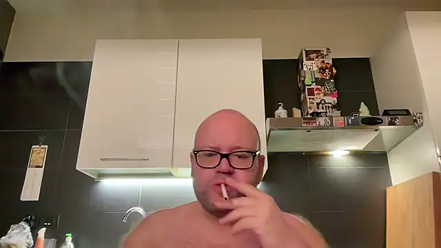 theitalianbear live cam on StripChat