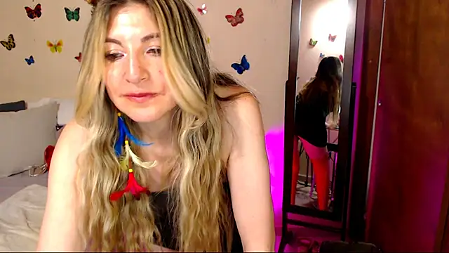 Jolie-Mature live cam on StripChat
