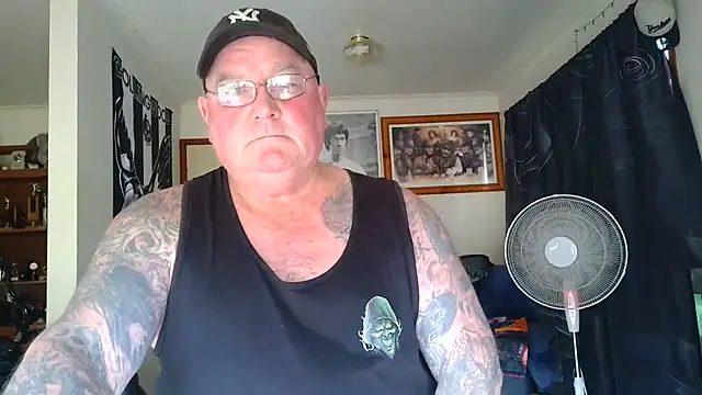 kinkyblueyes69 (M mature) - NAKED CLOTHES OFF