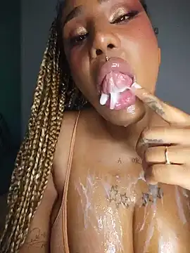 Queen_Amara live cam on StripChat