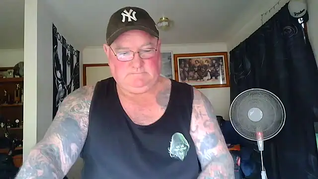kinkyblueyes69 (M mature) - NAKED CLOTHES OFF