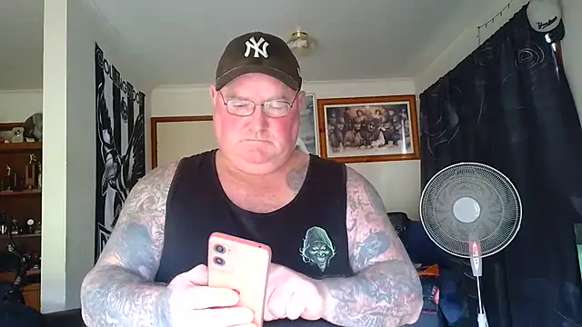 kinkyblueyes69 (M mature) - NAKED CLOTHES OFF