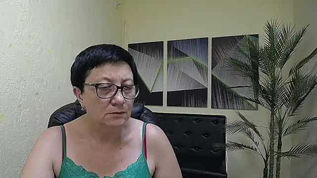 EmilyL0ve live cam on StripChat
