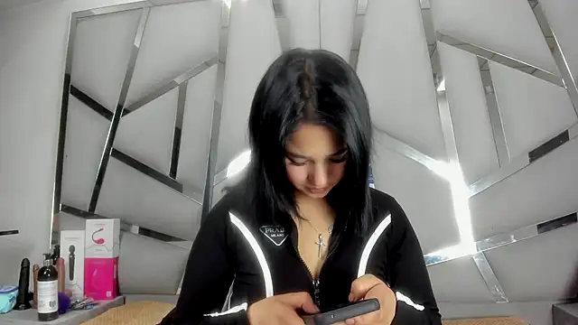 Catherinee69_x live cam on StripChat
