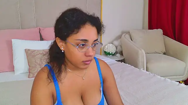 Luna_Cortier live cam on StripChat