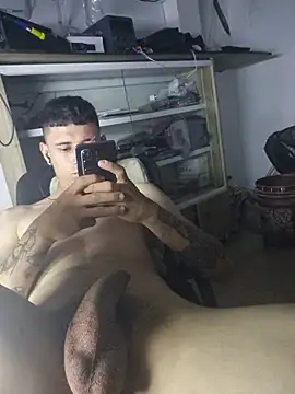 Live sex cam di aronmax_