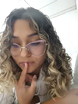 BrendaGirs live cam on StripChat