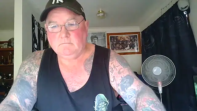 kinkyblueyes69 (M mature) - NAKED CLOTHES OFF