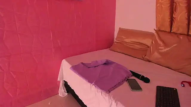 lucy_davies live cam on StripChat