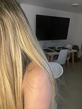 MiaWhitePink_'s live cam