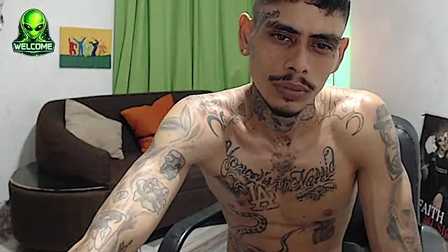alpha_zom live cam on StripChat