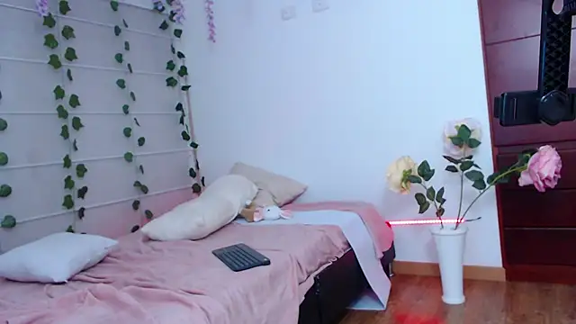 Sarabubbie live cam on StripChat