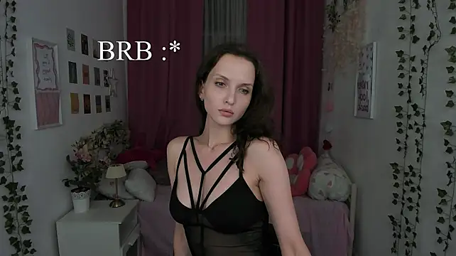 Ariadna_Shy live cam on StripChat