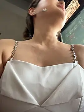 lola666999 (F milf) - 户外吃饭，完成任务现场露胸
