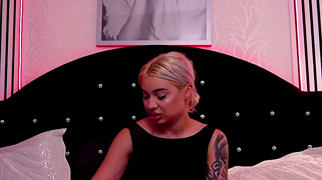 TaniaBliss live cam on StripChat