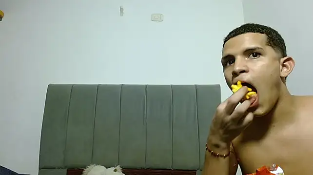 Jose_And_Daniel live cam on StripChat