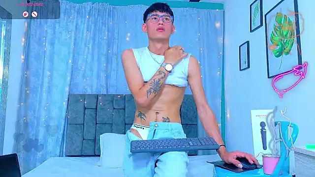 NicolasTorrez live cam on StripChat