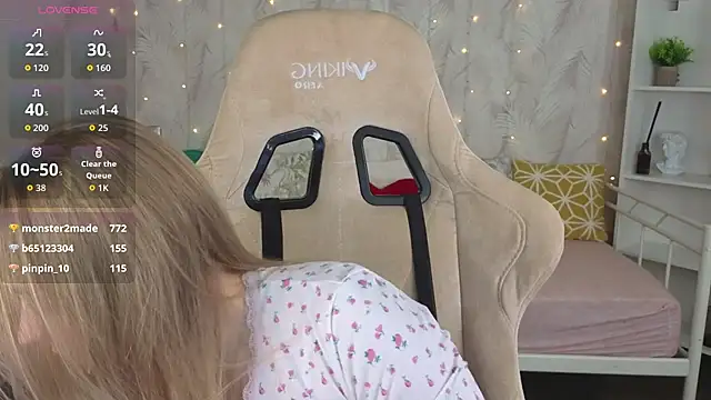 Shy_Polly live cam on StripChat